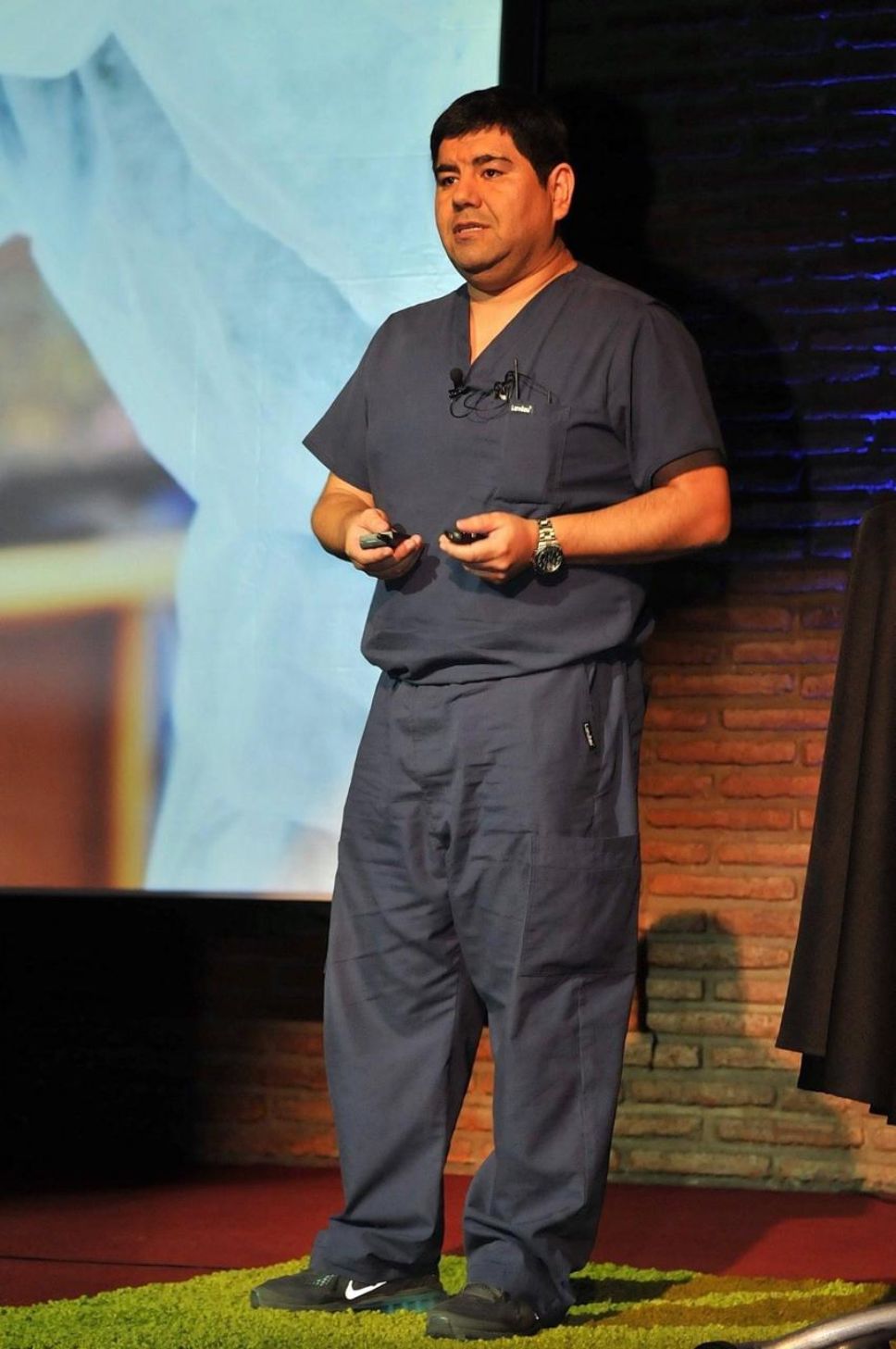"En una situación de calor, lo que vamos a perder en mayor cantidad es líquido. Entonces, el requerimiento será mayor, y debemos recuperar líquido", dice el doctor César Cortés.